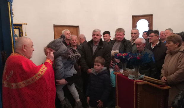 Молитва против короне: У Манастиру посвећеном икони Тројеручици прота одржао литургију да вирус заобиђе људе, посебно децу (ФОТО)